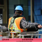 Un hombre es trasladado grave al hospital tras cortarse con una motosierra en un accidente laboral en Berzocana Un hombre es trasladado grave al hospital tras cortarse con una motosierra en un accidente laboral en Berzocana