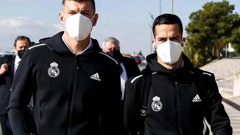 Toni Kroos y Lucas Vázquez, a su llegada a Elche. REAL MADRID
