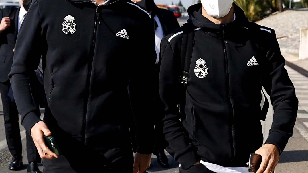 Toni Kroos y Lucas Vázquez, a su llegada a Elche. REAL MADRID