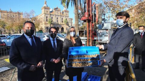 La consejera de Fomento Marifran Carazo junto al técnico Pablo Martí 