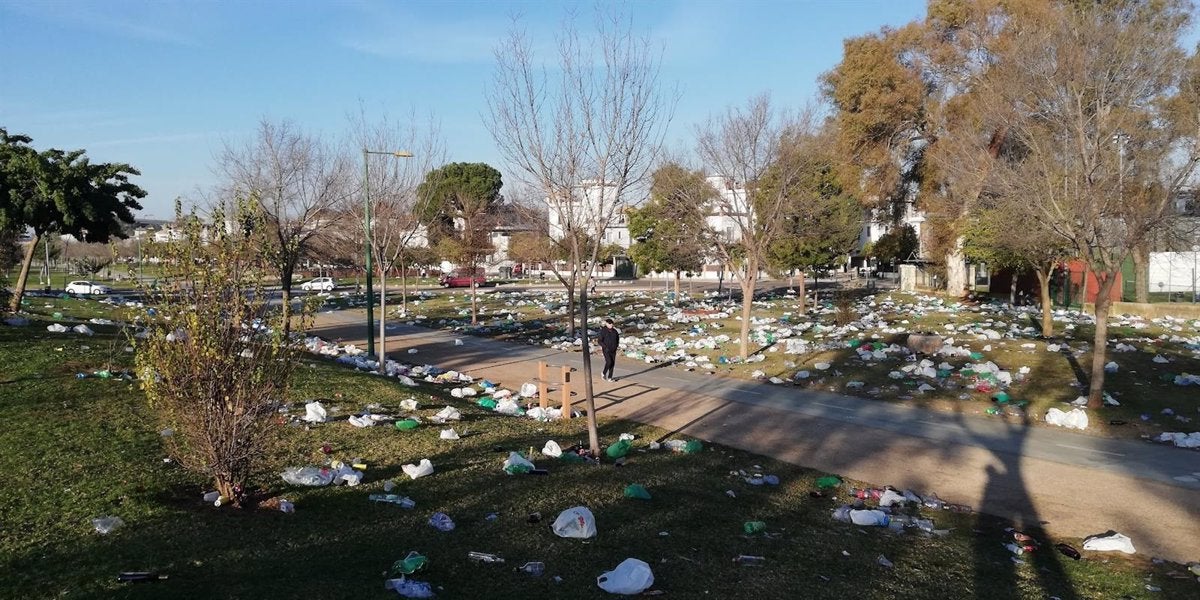 Vecinos del Parque de Guadaíra se concentran este viernes contra los botellones Vecinos del Parque de Guadaíra se concentran este viernes contra los botellones