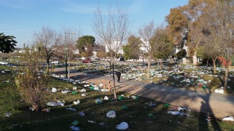 Estado del parque que dejan algunos aficionados del Betis cuando hay partido en el Villamarín 