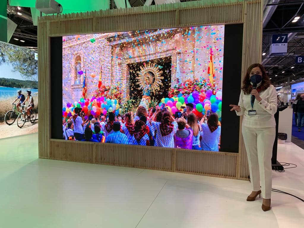 La alcaldesa, Rosa García, y el edil de Turismo, Manuel Parra, conquistan la feria por el paladar y las tradiciones La alcaldesa, Rosa García, y el edil de Turismo, Manuel Parra, conquistan la feria por el paladar y las tradiciones