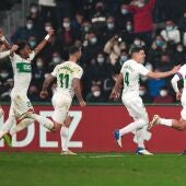 Los jugadores del Elche celebran el gol de Gonzalo Verdú ante el Real Madrid.
