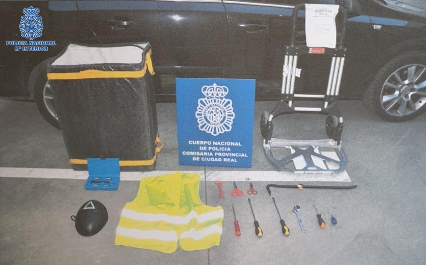 La Policía Nacional detiene a dos hombres cuando iban a asaltar un furgón en Ciudad Real La Policía Nacional detiene a dos hombres cuando iban a asaltar un furgón en Ciudad Real