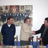 Ramón Barrerda recibe la estatuilla del Pandorgo por parte de la Hermandad de Pandorgos Ramón Barrerda recibe la estatuilla del Pandorgo por parte de la Hermandad de Pandorgos