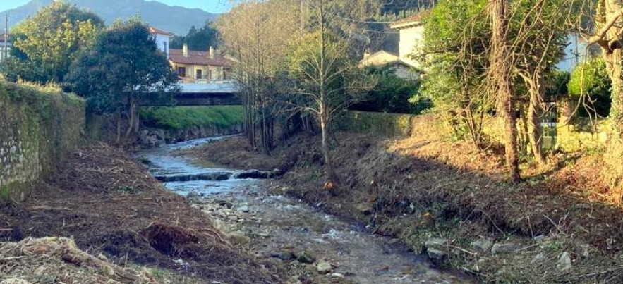El Plan de Desbroce del Ayuntamiento de Llanes finaliza la limpieza en el cauce del río Ereba en Nueva El Plan de Desbroce del Ayuntamiento de Llanes finaliza la limpieza en el cauce del río Ereba en Nueva