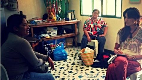 La periodista Patricia Sim&oacute;n en uno de sus viajes por el mundo