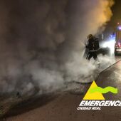 Los bomberos de Tomelloso extinguiendo el fuego de los contenedores