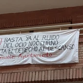 Una de las pancartas colgada en un balcón del Pasaje General Rey Una de las pancartas colgada en un balcón del Pasaje General Rey