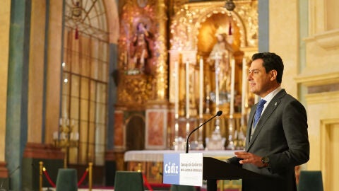 El presidente de la Junta de Andaluc&iacute;a, Juan Manuel Moreno, en C&aacute;diz