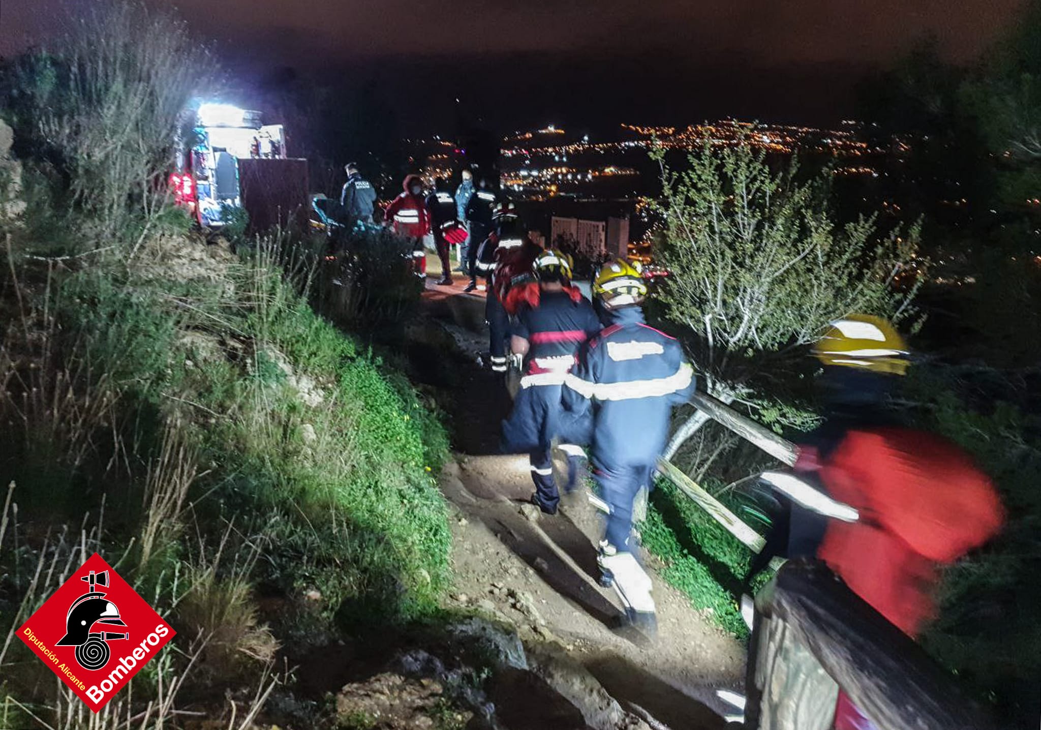 Policía Local y Bomberos de Benidorm rescatan a una senderista herida en Sierra Helada Policía Local y Bomberos de Benidorm rescatan a una senderista herida en Sierra Helada