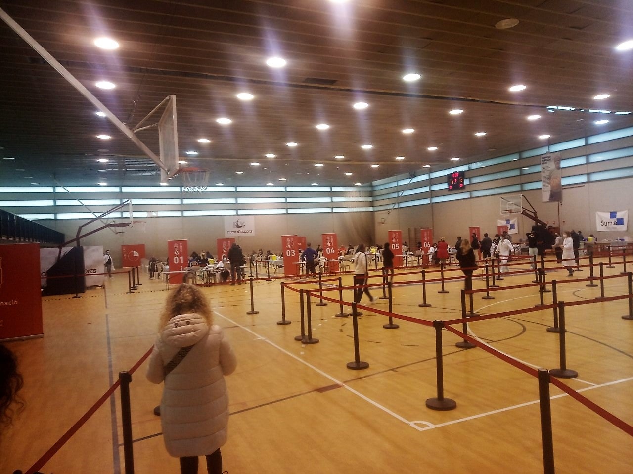 La vacunación contra la covid-19 sigue centralizada en el polideportivo El Toscar para las dos áreas de salud de Elche La vacunación contra la covid-19 sigue centralizada en el polideportivo El Toscar para las dos áreas de salud de Elche