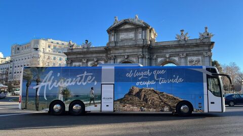 El autobús promocional de Alicante en la Puerta de Alcalá de Madrid 