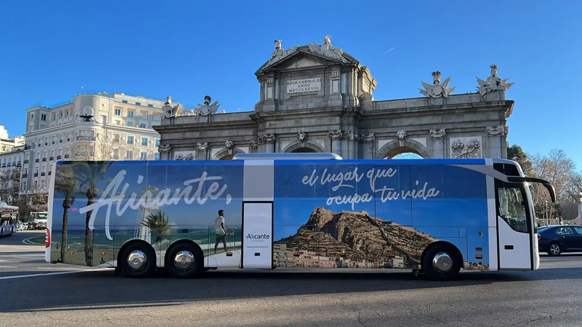 El autobús promocional de Alicante en la Puerta de Alcalá de Madrid 