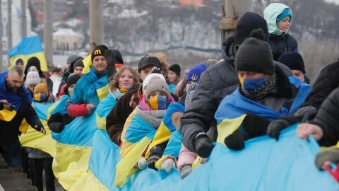 Poblaci&oacute;n ucraniana celebrando el aniversario de la unificaci&oacute;n de Ucrania en 1919