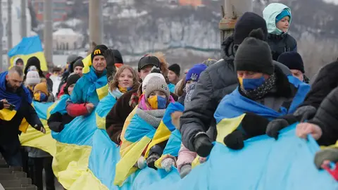 Población ucraniana celebrando el aniversario de la unificación de Ucrania en 1919 Población ucraniana celebrando el aniversario de la unificación de Ucrania en 1919