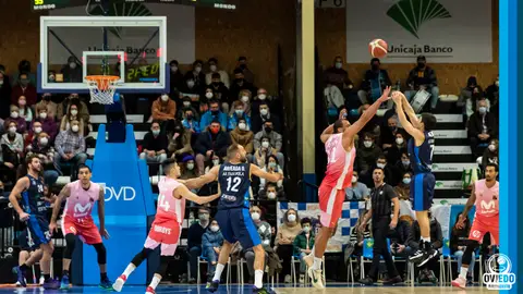 Una jugada del duelo entre Unicaja Banco Oviedo y Estudiantes Una jugada del duelo entre Unicaja Banco Oviedo y Estudiantes