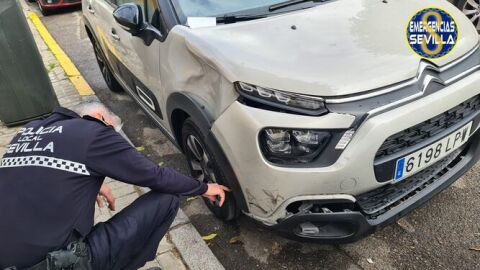 Un agente de la Policía Local inspecciona el vehículo implicado en el siniestro