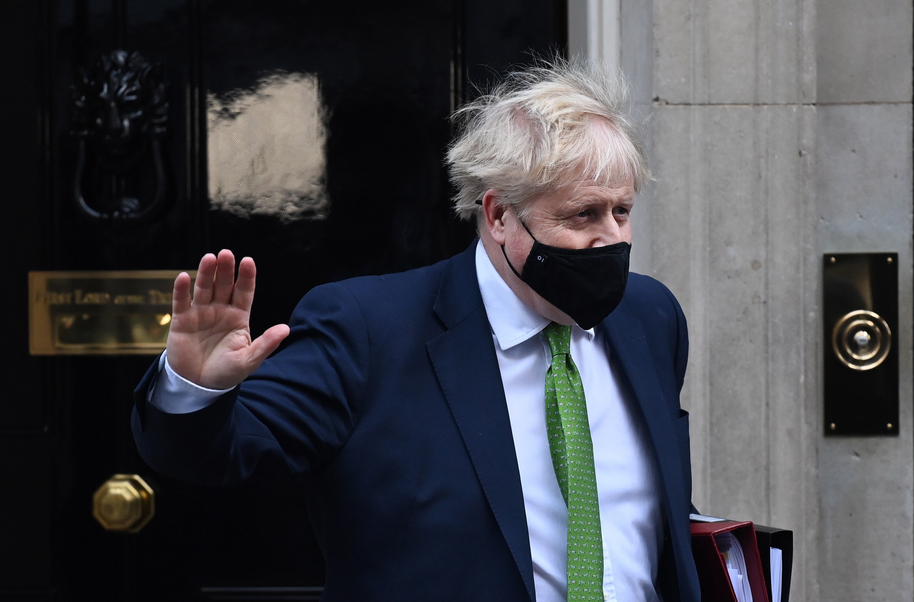 Persona física y un señor de Murcia: 'Emboscada con una tarta', la excusa de un 'tory' para justificar la fiesta sorpresa de Boris Johnson Persona física y un señor de Murcia: 'Emboscada con una tarta', la excusa de un 'tory' para justificar la fiesta sorpresa de Boris Johnson