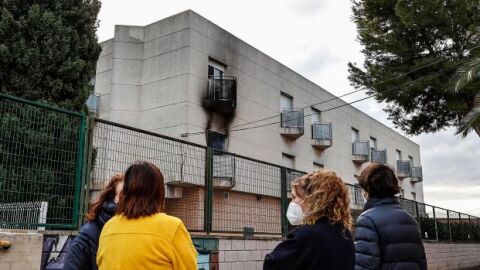 Un grupo de personas conversa ante la residencia de Montcada