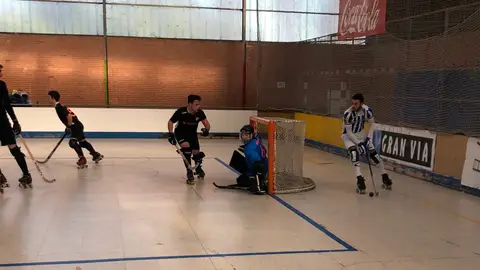Pelyo Aspra conduce la bola. Pelyo Aspra conduce la bola.
