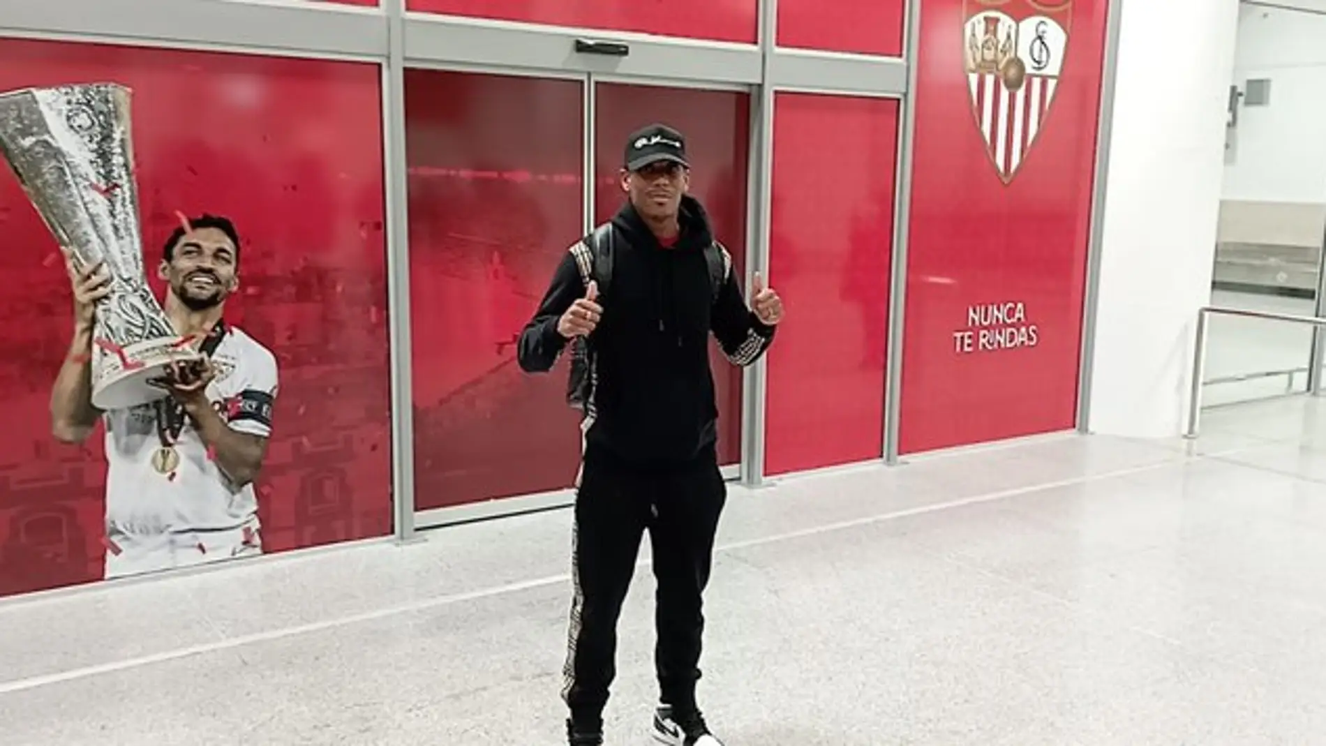 Martial ya está en Sevilla (IMAGEN ABC)