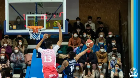 Kamba, del Unicaja Banco Oviedo, intenta un mate ante un jugador de Estudiantes. Kamba, del Unicaja Banco Oviedo, intenta un mate ante un jugador de Estudiantes.