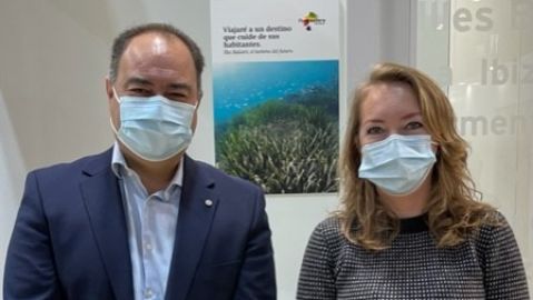 El director comercial de Riu Plaza, Ricardo Luque, junto a Elka Dimitrova en Fitur El director comercial de Riu Plaza, Ricardo Luque, junto a Elka Dimitrova en Fitur
