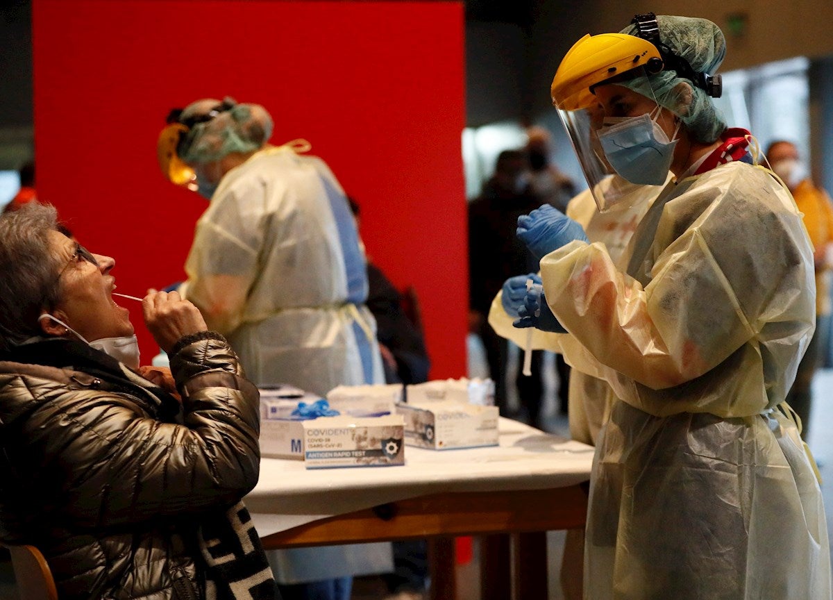 Datos coronavirus España: La incidencia baja por tercer día consecutivo y se sitúa en 3.194 casos y 215 muertes Datos coronavirus España: La incidencia baja por tercer día consecutivo y se sitúa en 3.194 casos y 215 muertes