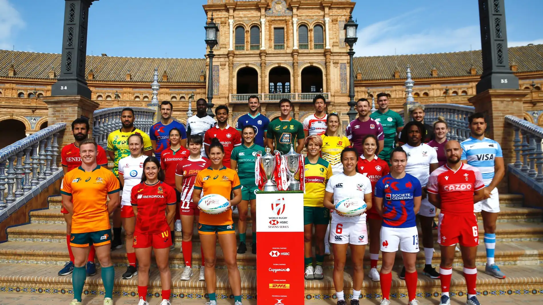 Los capitanes de los equipos femeninos y masculinos del torneo posan en la Plaza de España.