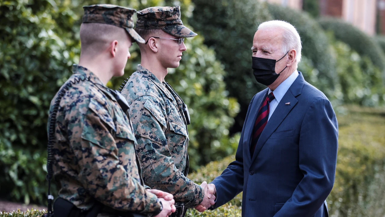 El presidente de EEUU, Joe Biden, junto a una pareja de marines.