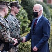 El presidente de EEUU, Joe Biden, junto a una pareja de marines.