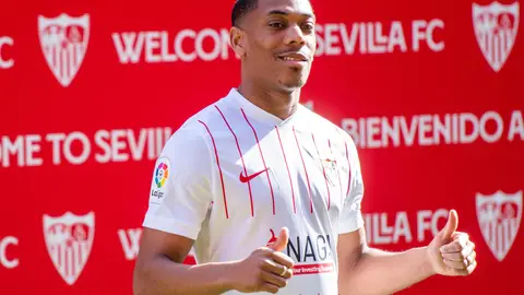 Anthony Martial posa con la camiseta del Sevilla FC. Anthony Martial posa con la camiseta del Sevilla FC.