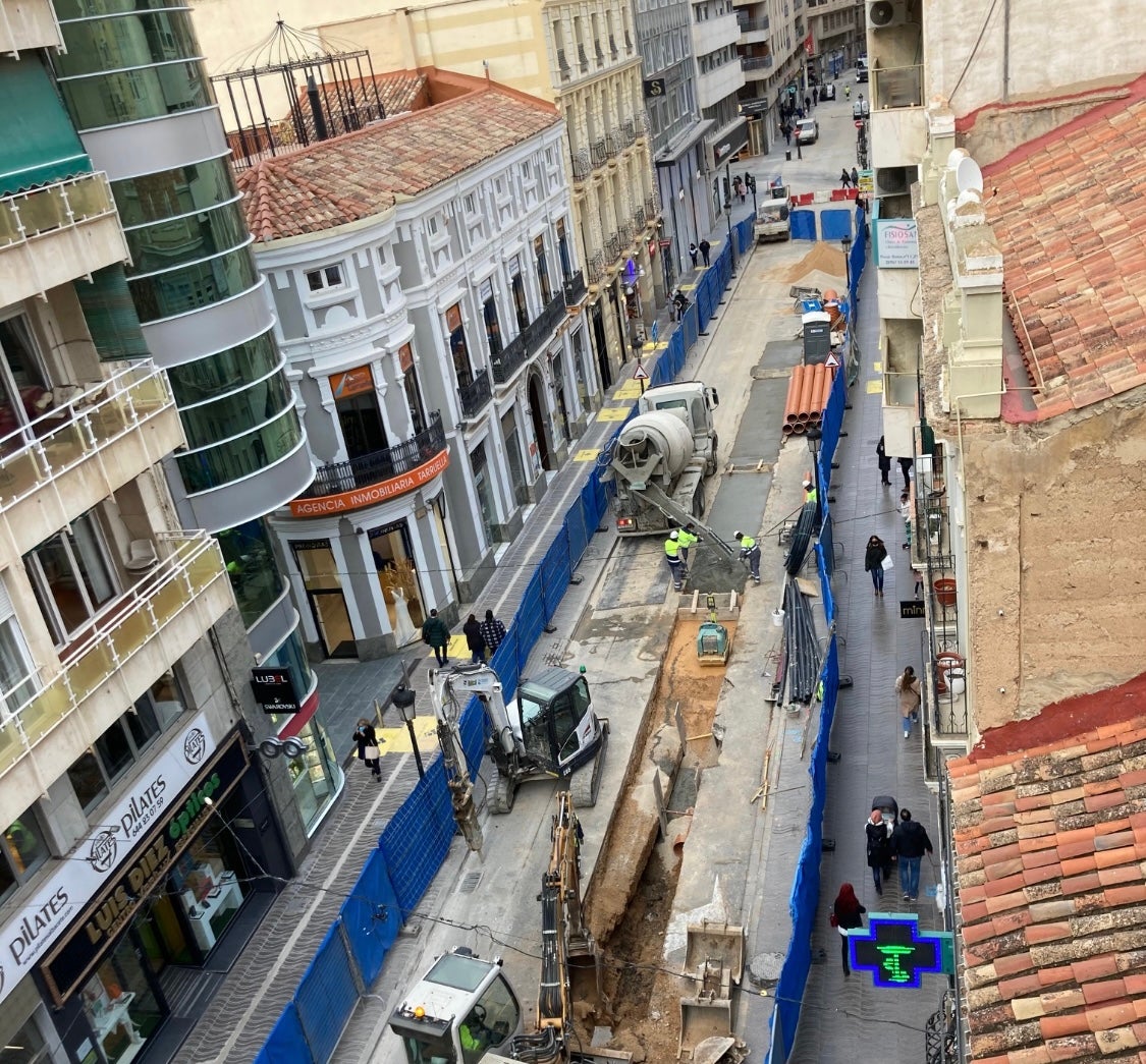 La calle Tesifonte Gallego queda cortada al tráfico desde la plaza de Gabriel Lodares por unas obras La calle Tesifonte Gallego queda cortada al tráfico desde la plaza de Gabriel Lodares por unas obras
