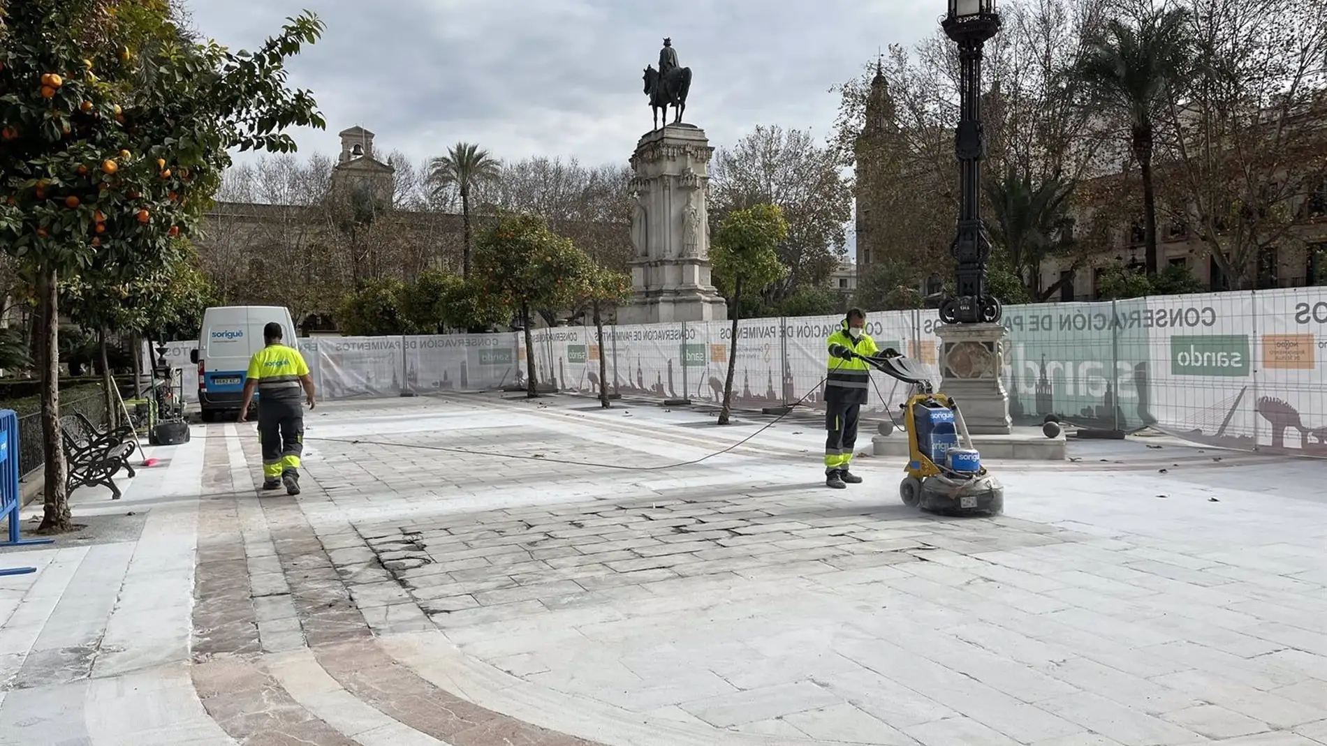 Operarios realizan las tareas antideslizantes sobre el suelo de Plaza Nueva