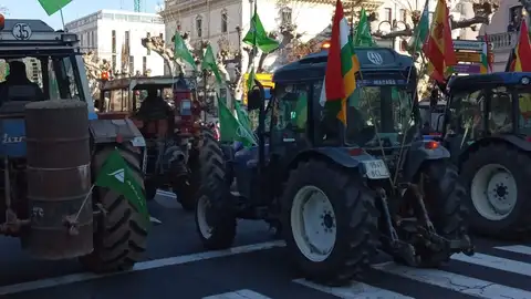 Tractorada histórica en el centro de Logroño Manifestación histórica con tractores en Logroño