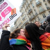Dos mujeres se besan en las calles de París