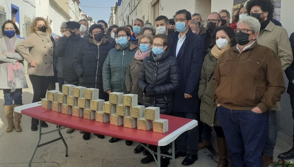 Junto a familiares de los represaliados