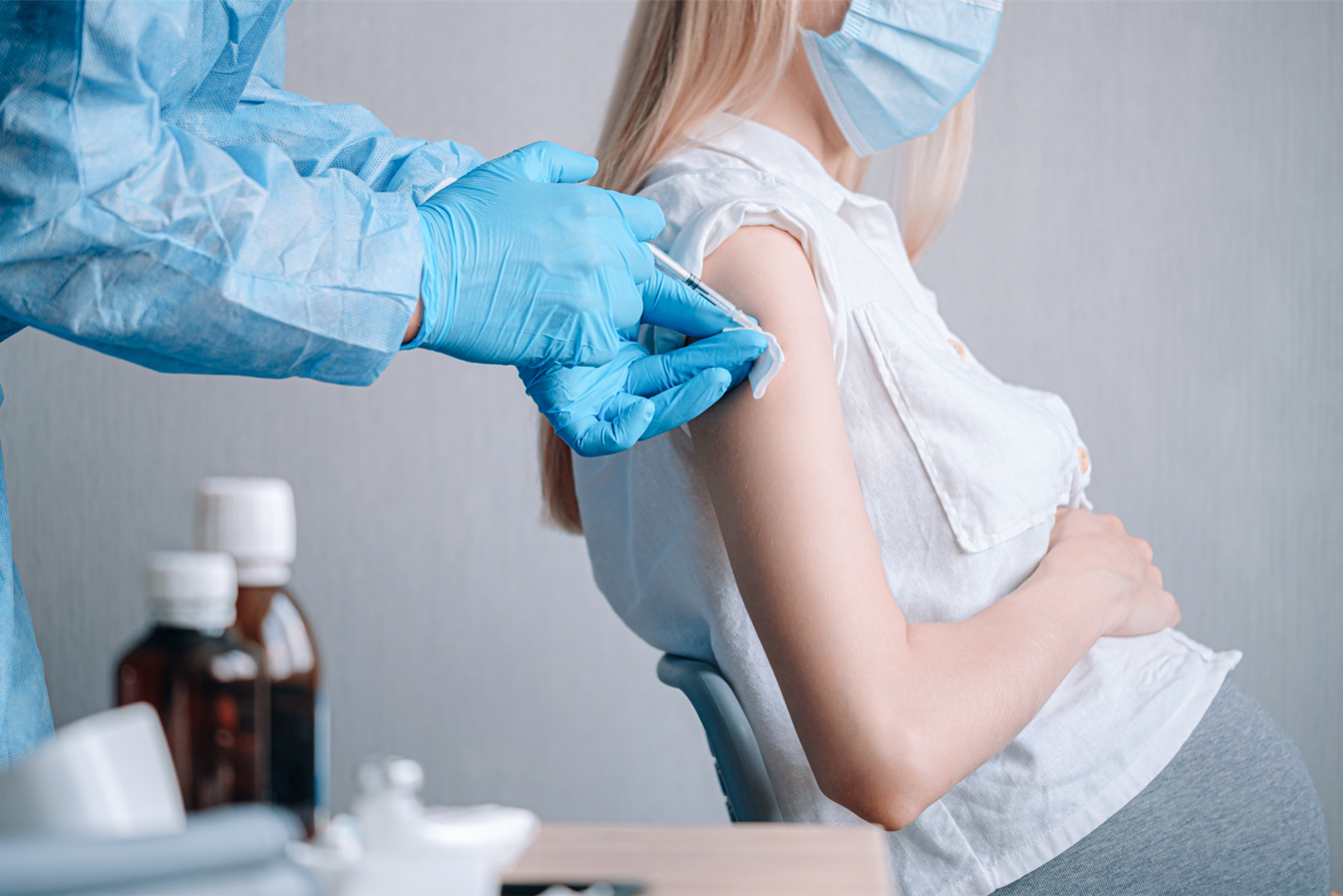 Lanzan nueva campaña de vacunación contra la gripe, COVID-19 y virus respiratorio sincitial