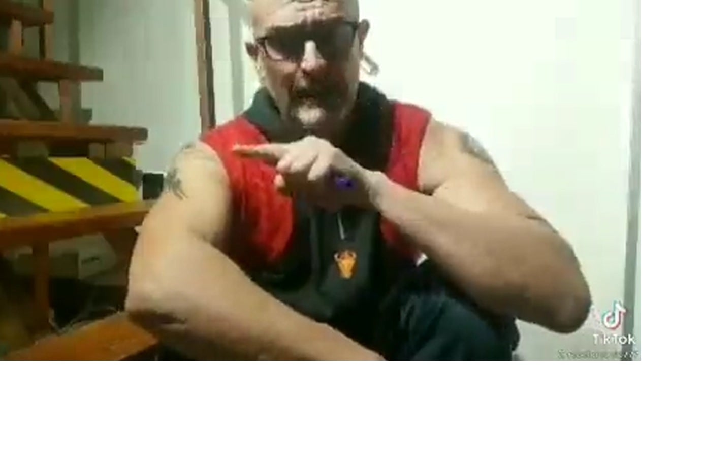 La Fiscalía pide la apertura de diligencias al policía local de Alicante que amenazó a Ximo Puig con darle "dos hostias" La Fiscalía pide la apertura de diligencias al policía local de Alicante que amenazó a Ximo Puig con darle "dos hostias"