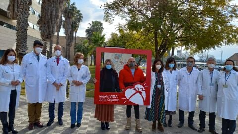 Catalina y Francisco junto al equipo de trasplantes