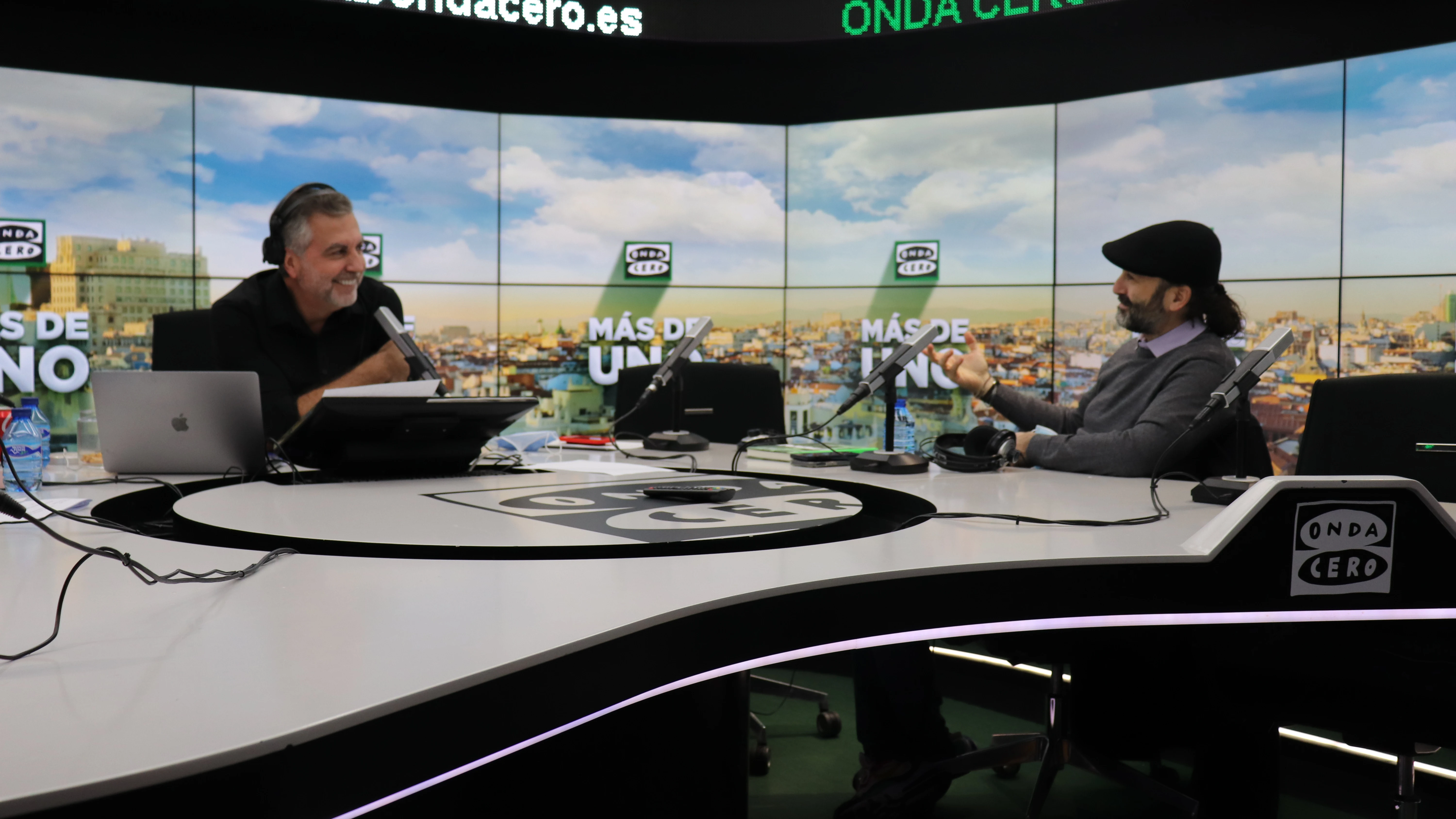 Javier Limón y Carlos Alsina en 'Más de uno' Javier Limón y Carlos Alsina en 'Más de uno'