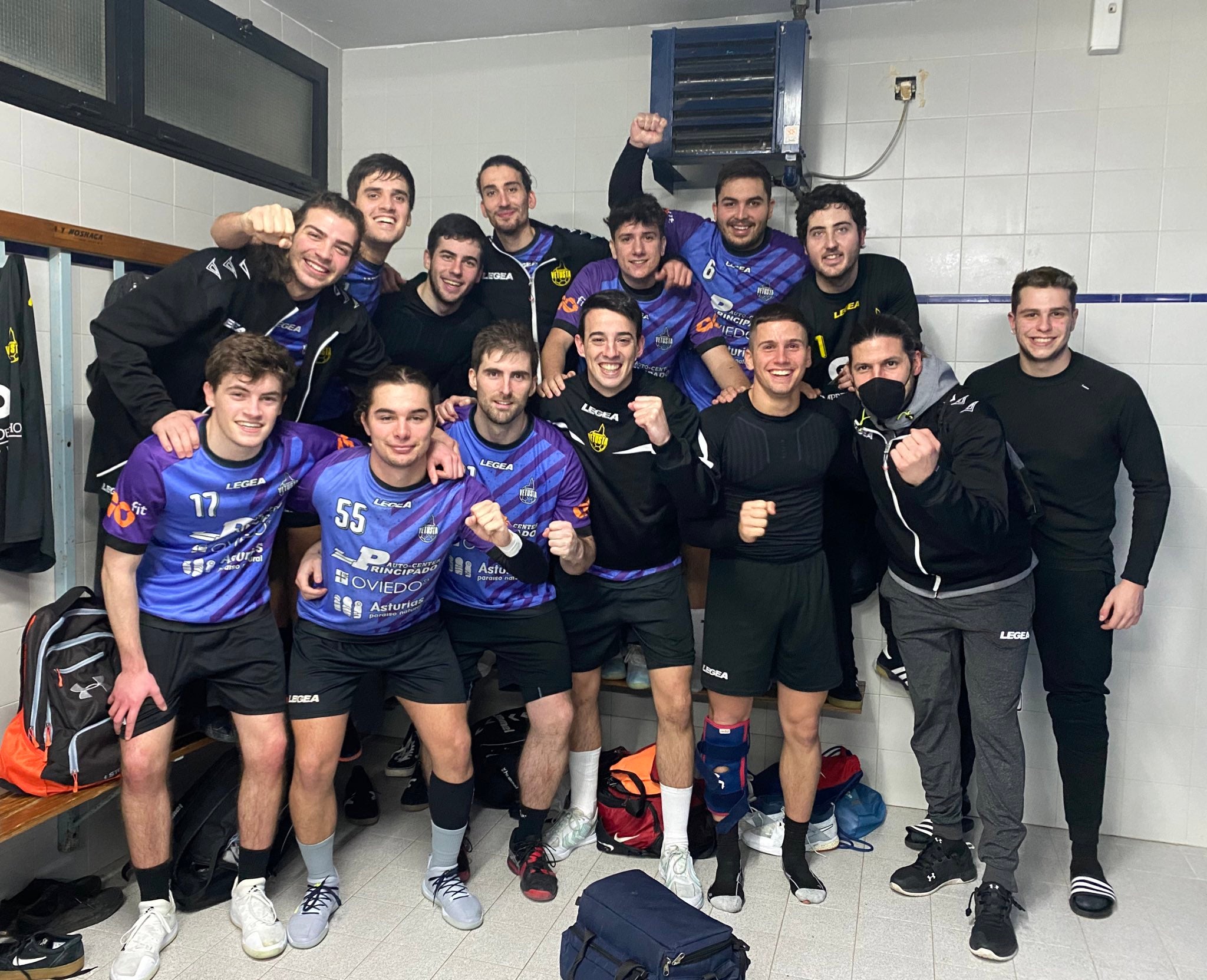 Oviedo cede el liderato en Santoña Oviedo cede el liderato en Santoña