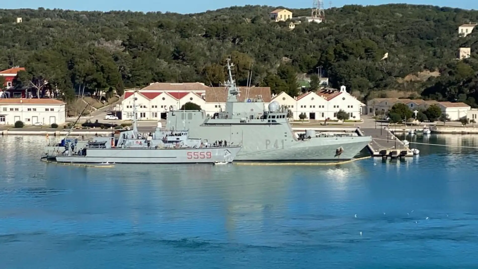 El "Meteoro" en la base naval de Maó. 