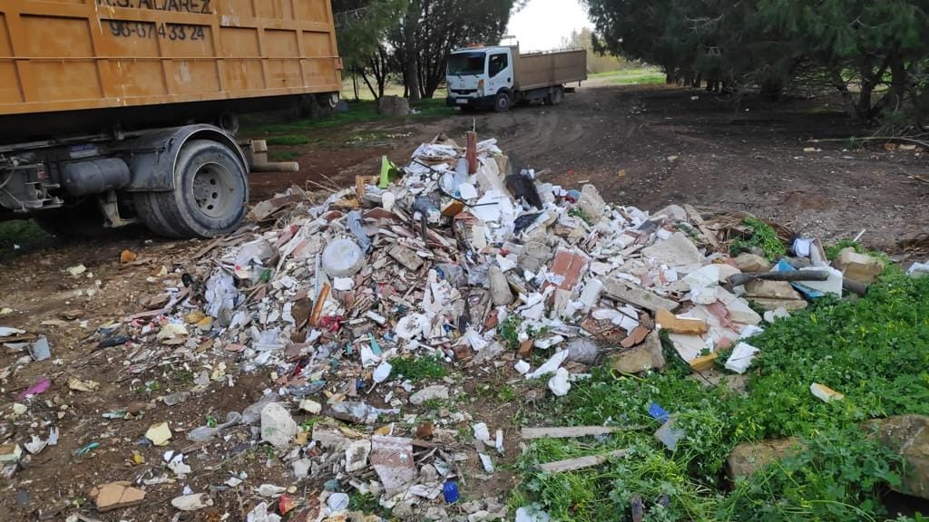 Miguel López Arenas, edil de obras, "El ayuntamiento ofrece contenedores gratis a sus vecinos para evitar escombreras" Miguel López Arenas, edil de obras, "El ayuntamiento ofrece contenedores gratis a sus vecinos para evitar escombreras"