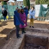 Rosa Pérez Garijo visita la fosa 33 del cementerio de Alicante