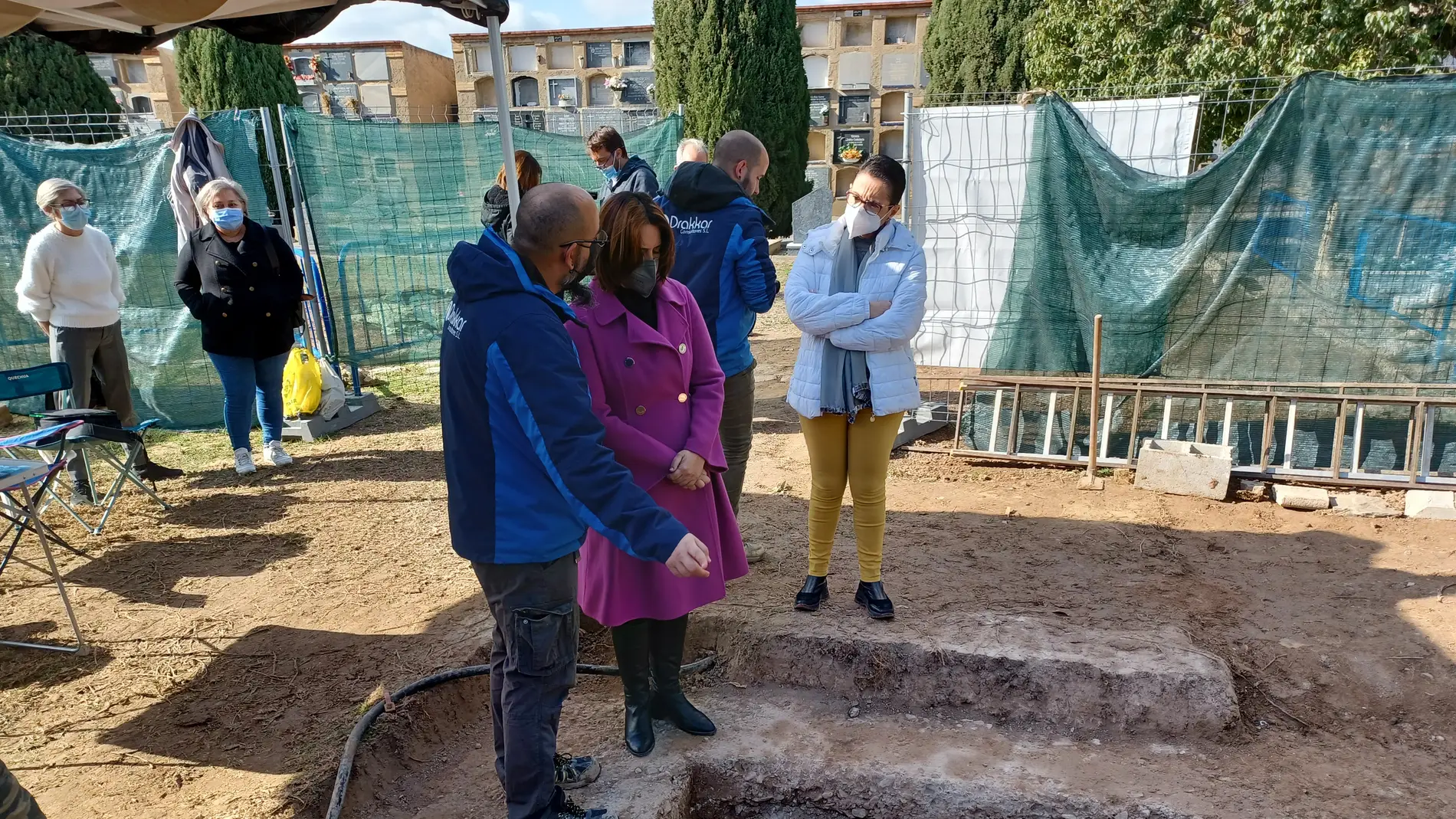 Rosa Pérez Garijo visita la fosa 33 del cementerio de Alicante
