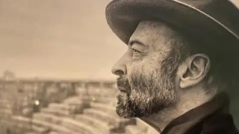 Muere congelado el fotógrafo René Robert tras caer al suelo y no recibir ayuda de los transeúntes Muere congelado el fotógrafo René Robert tras caer al suelo y no recibir ayuda de los transeúntes