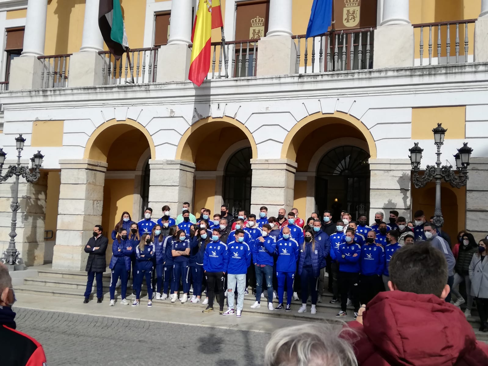 Jugadores, técnicos, empleados y afición del CD Badajoz se concentran en el Ayuntamiento para mostrar su rechazo a la nueva propiedad Jugadores, técnicos, empleados y afición del CD Badajoz se concentran en el Ayuntamiento para mostrar su rechazo a la nueva propiedad